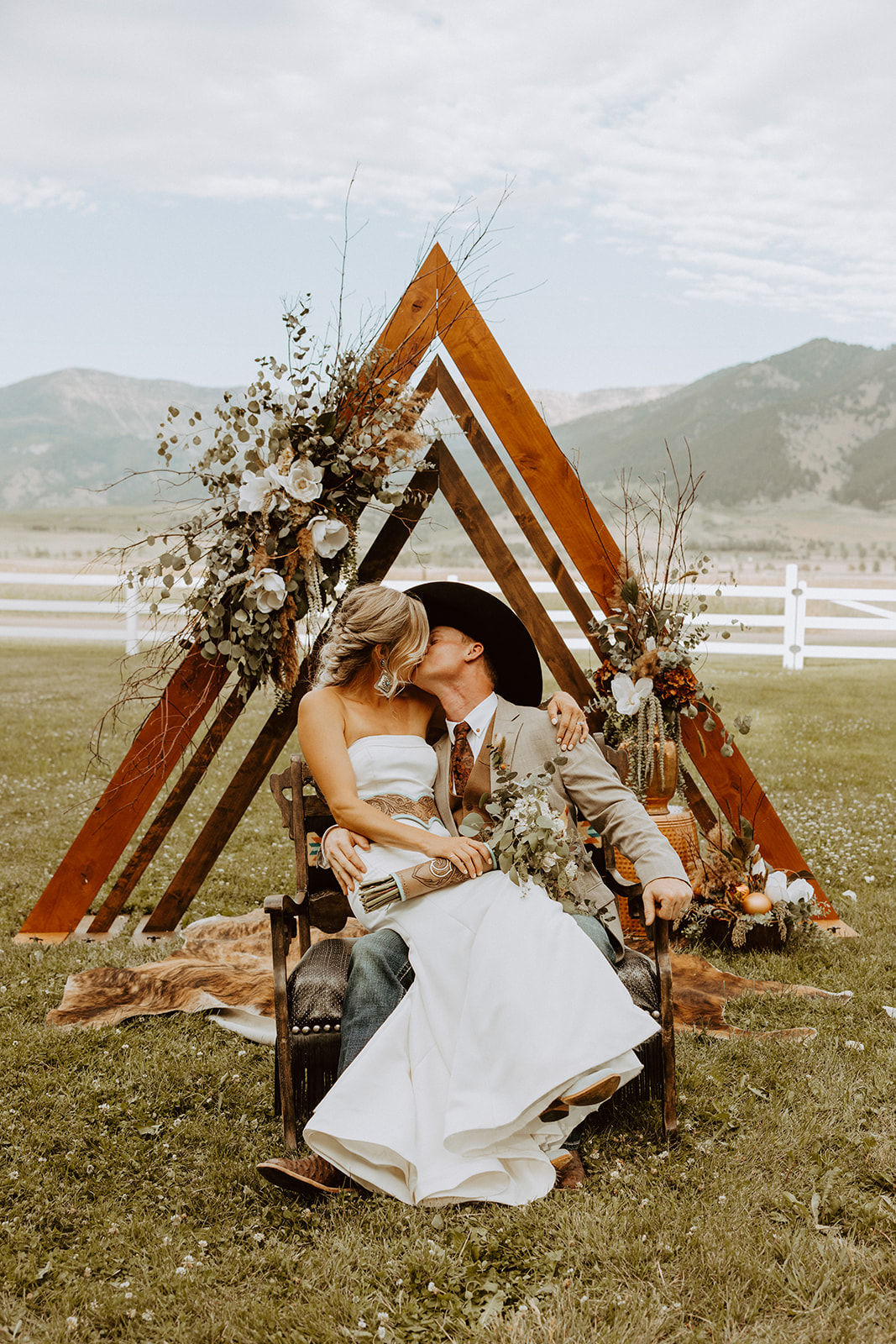 A Dreamy Western Wedding At Roys Barn And Lodge In Montana
