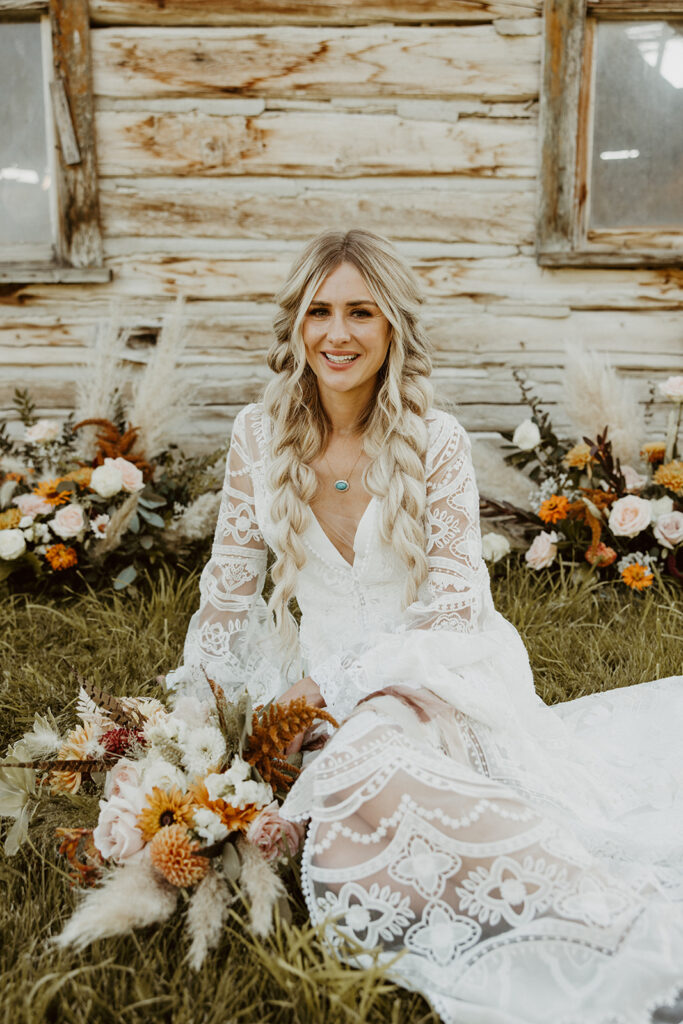 Western bride with fall wedding flowers