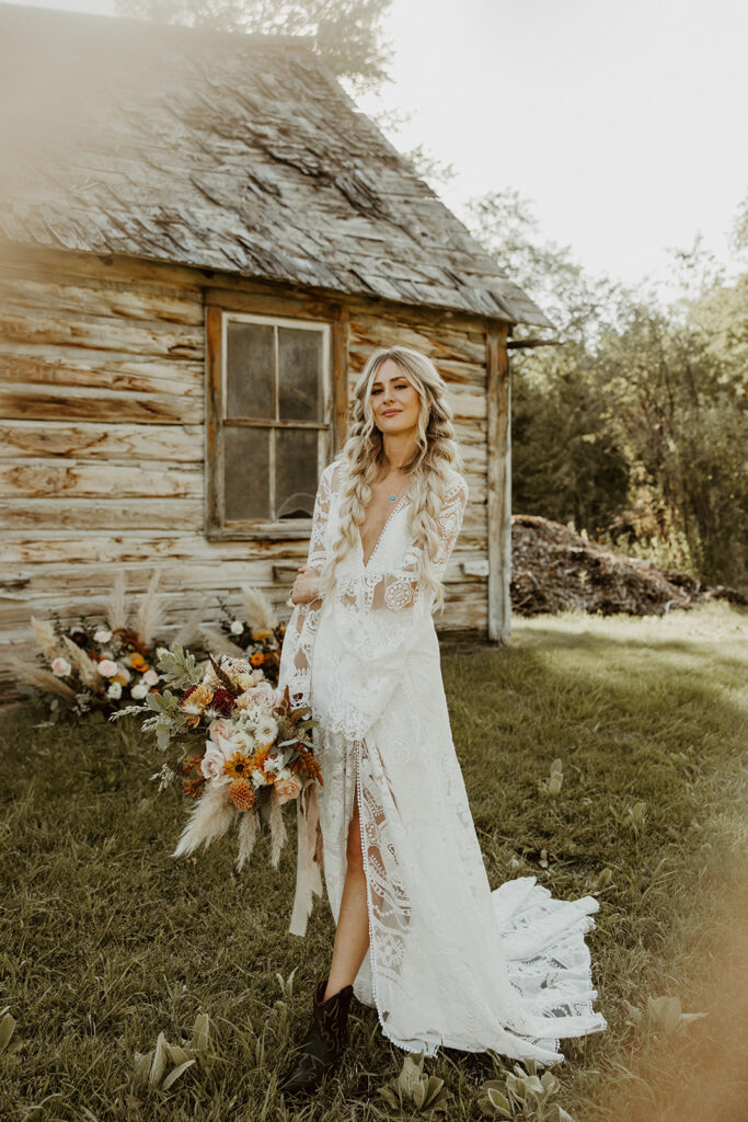 Western bride with fall wedding flowers